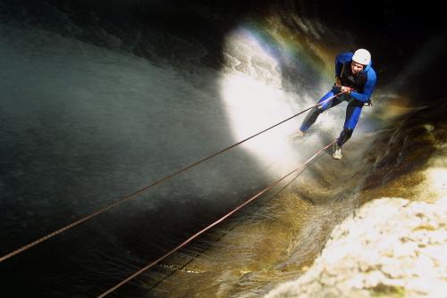 Plongez dans l'Aventure à Annecy : Le Canyoning avec Takamaka