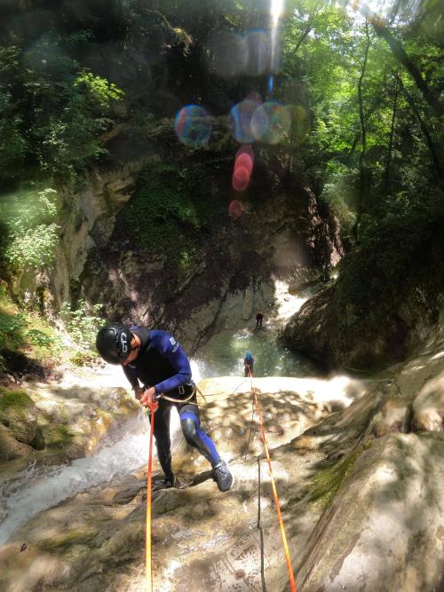 Canicule à Annecy ce week-end : misez sur le canyoning et le rafting pour vous rafraîchir !