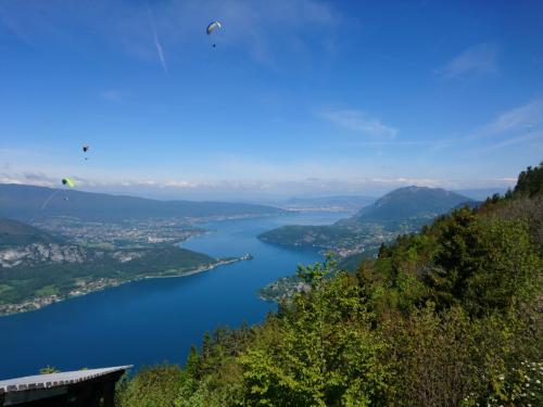 Un Week-End Sans Voiture à Annecy : Découvrez la Perle des Alpes à Pied et en Vélo