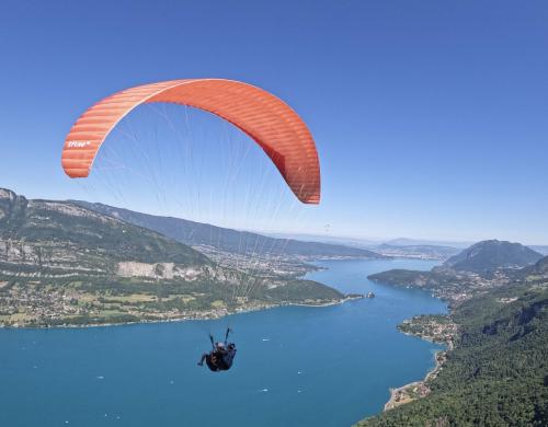 10 Bonnes Raisons d’Essayer le Parapente à Annecy au Moins Une Fois dans sa Vie !