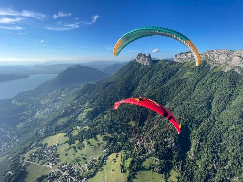 Parapente Annecy : prix, spots et conseils pour voler au-dessus du lac